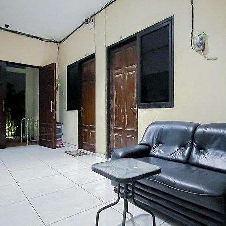 Reddoorz At Graha 99 Simomulyo Hotel Surabaya Buitenkant foto