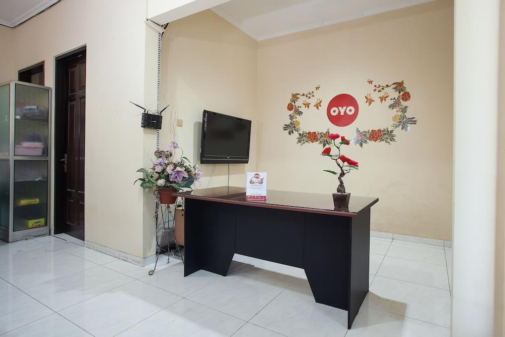 Reddoorz At Graha 99 Simomulyo Hotel Surabaya Buitenkant foto