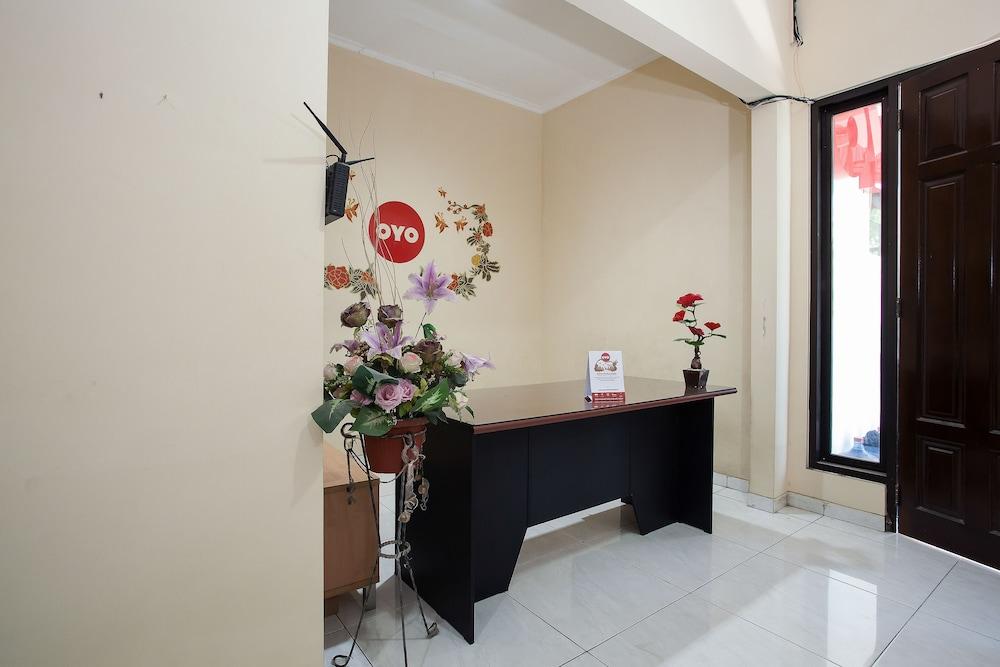 Reddoorz At Graha 99 Simomulyo Hotel Surabaya Buitenkant foto