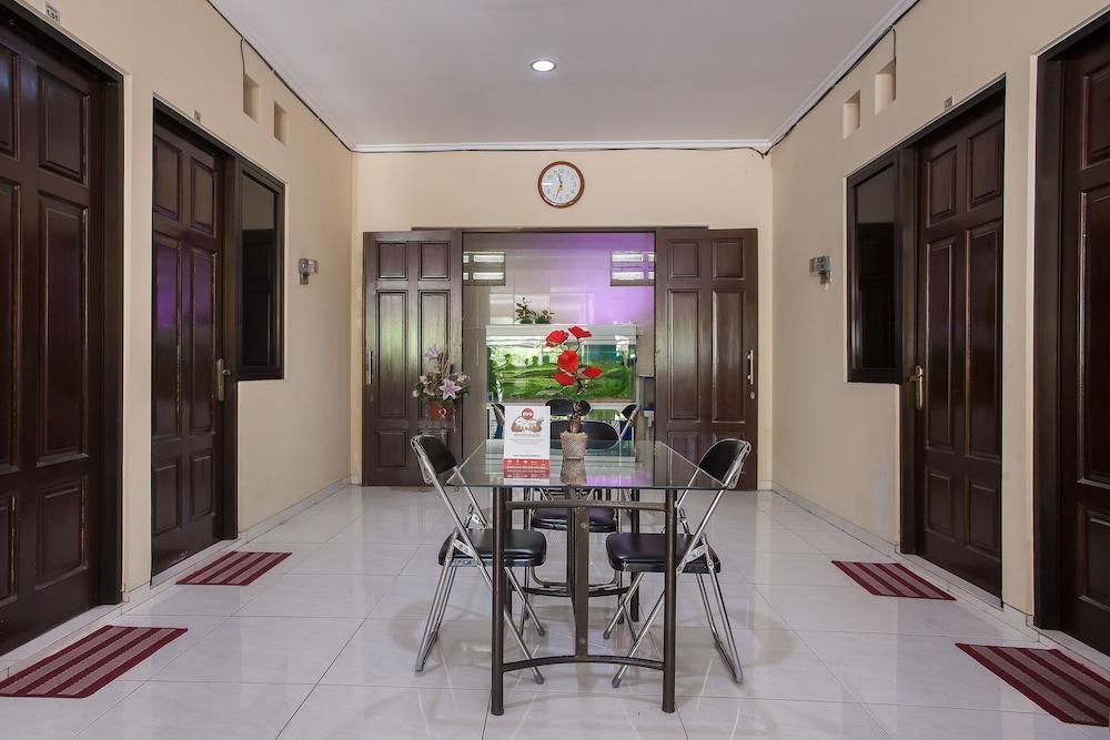 Reddoorz At Graha 99 Simomulyo Hotel Surabaya Buitenkant foto