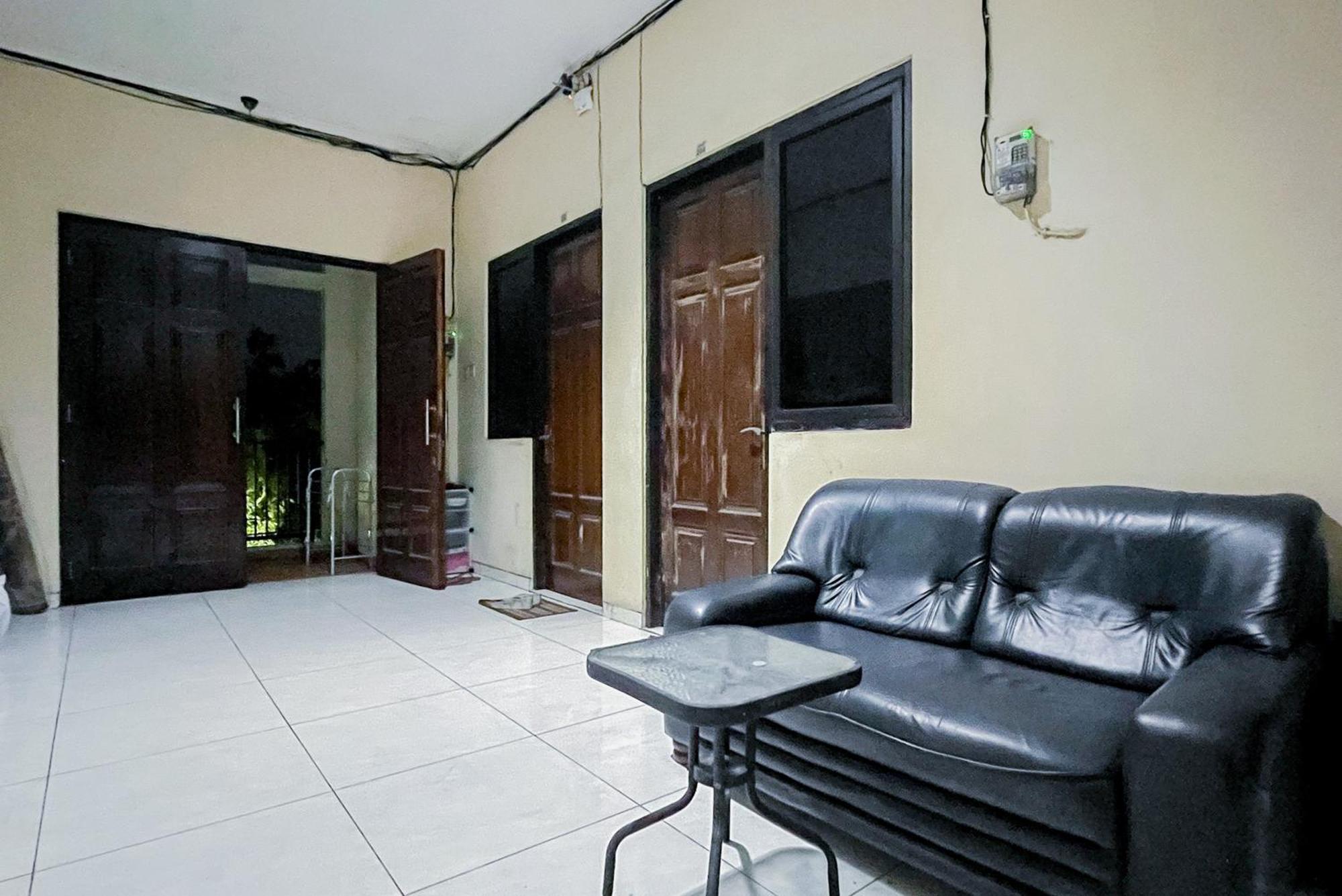 Reddoorz At Graha 99 Simomulyo Hotel Surabaya Buitenkant foto