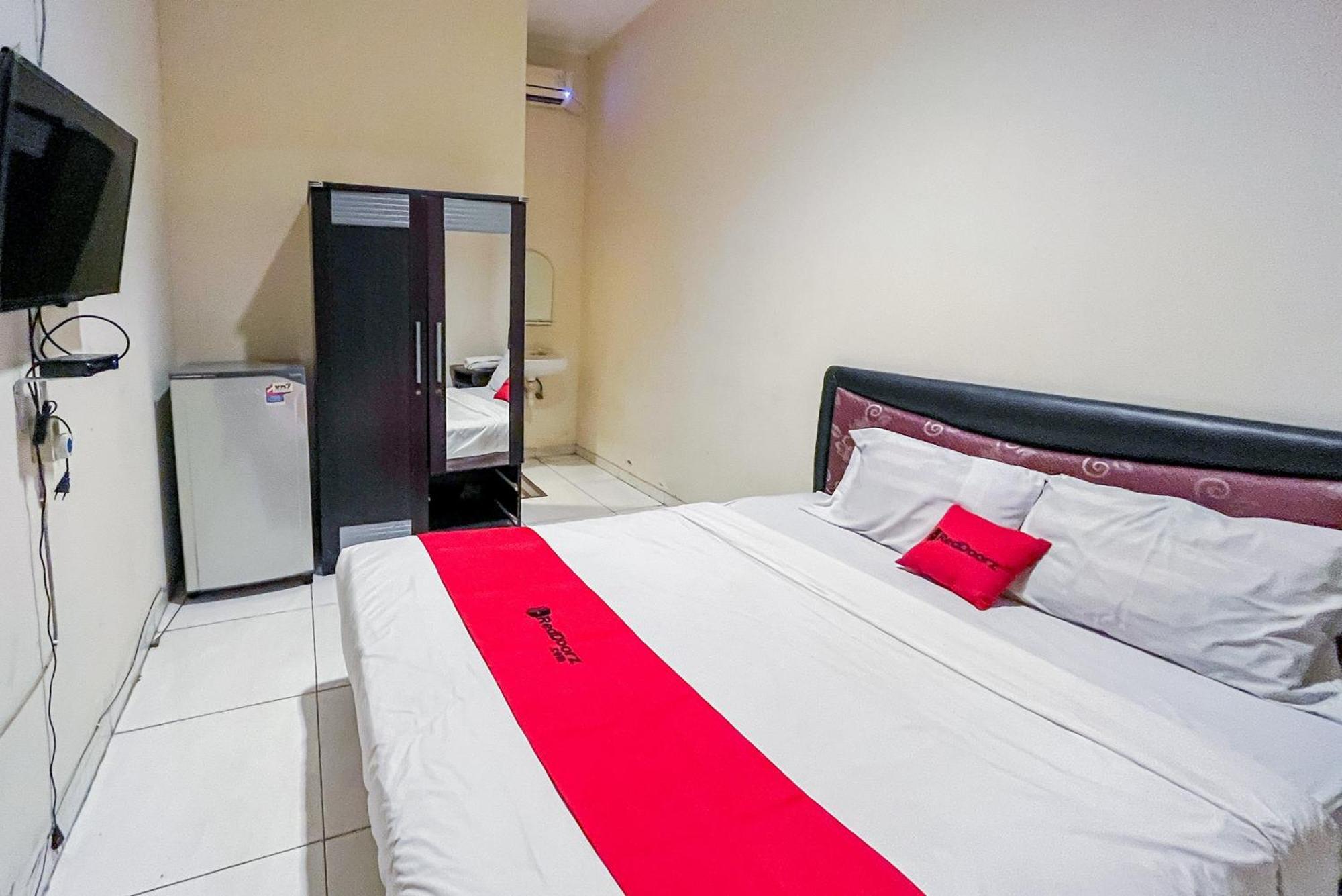 Reddoorz At Graha 99 Simomulyo Hotel Surabaya Buitenkant foto