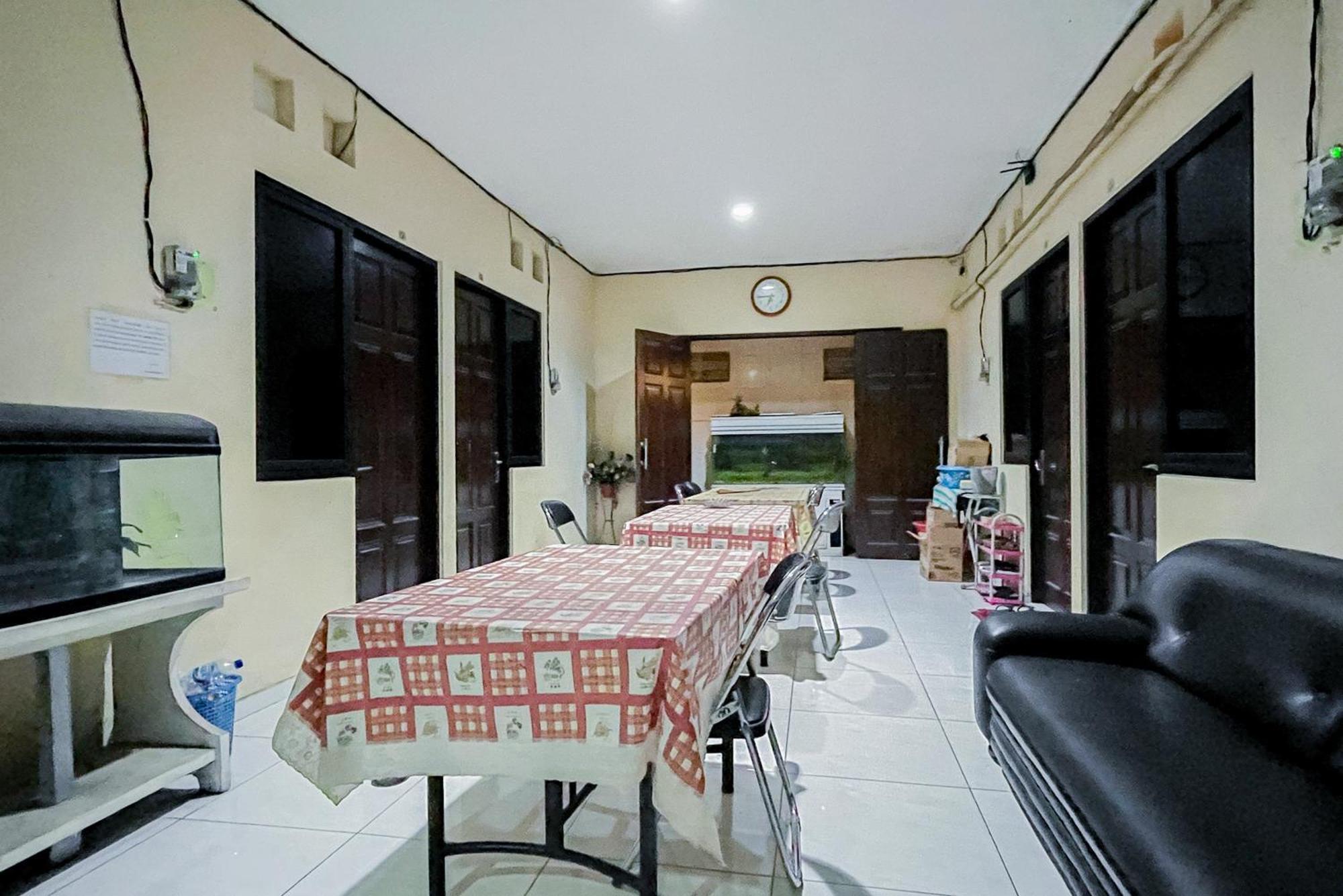 Reddoorz At Graha 99 Simomulyo Hotel Surabaya Buitenkant foto