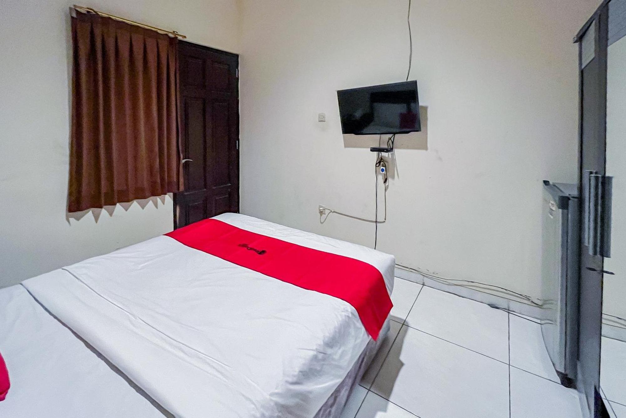 Reddoorz At Graha 99 Simomulyo Hotel Surabaya Buitenkant foto