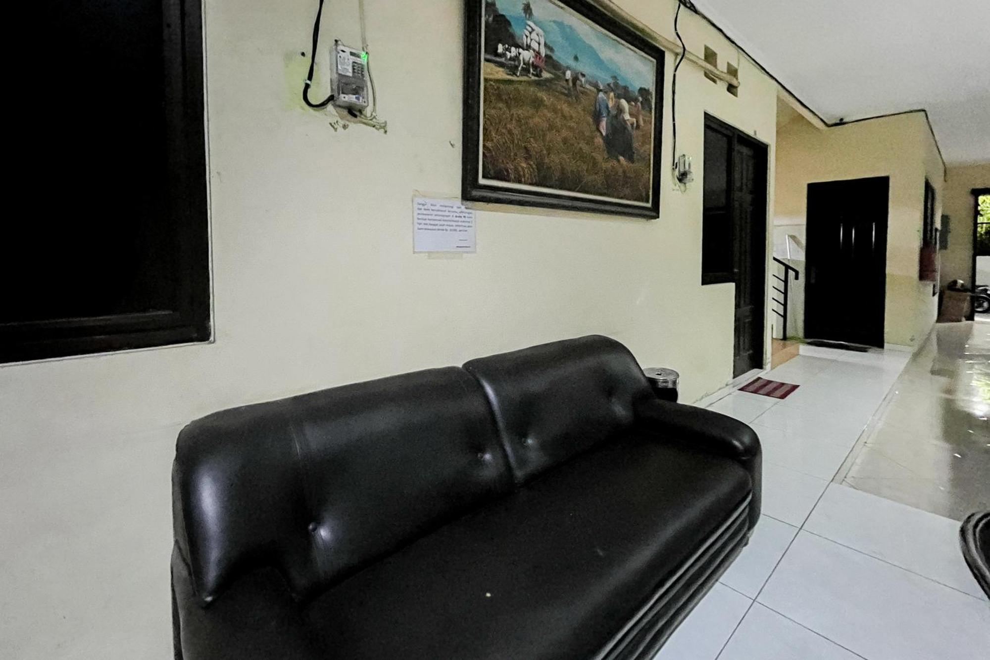 Reddoorz At Graha 99 Simomulyo Hotel Surabaya Buitenkant foto
