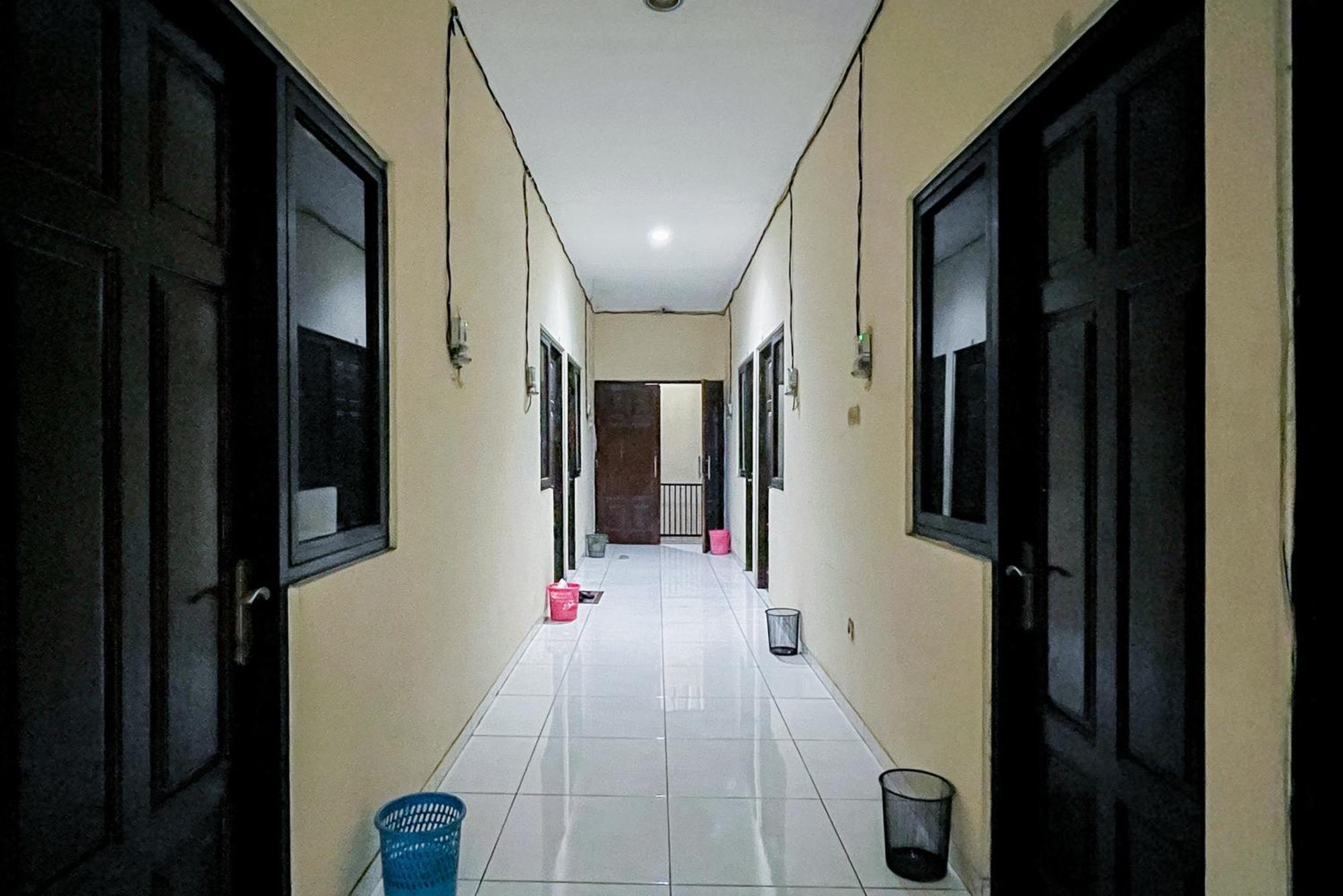 Reddoorz At Graha 99 Simomulyo Hotel Surabaya Buitenkant foto